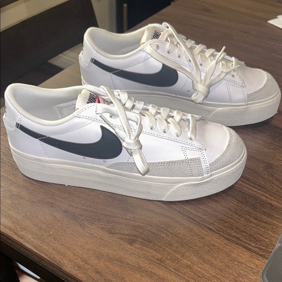 Nike Women’s platform sneakers - Picture 3 of 5